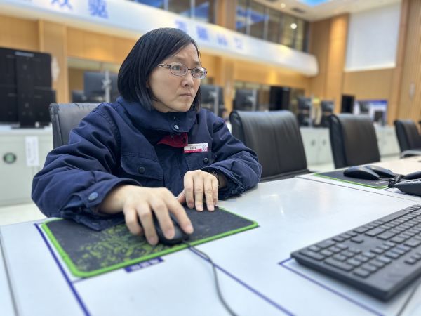 2023年3月24日，師傅劉秋榮在控制室巡檢裝置運行狀況工作照。.jpg