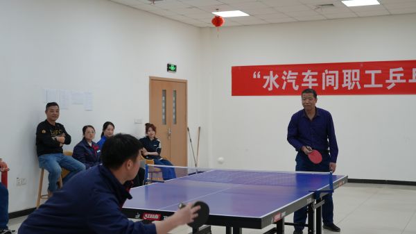 3月30日，舉行男子單打比賽。管理組李戰(zhàn)峰和運(yùn)行三班王迪巔峰對(duì)決。.jpg