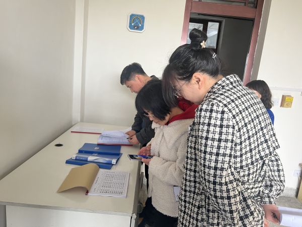 3.23健力寶審核組在質(zhì)檢部、審核易制毒管理，翻閱記錄。.jpg