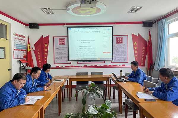 4月12日上午10點(diǎn)，動(dòng)力車間黨支部在黨員活動(dòng)室組織召開(kāi)4月份黨風(fēng)廉政建設(shè)專題會(huì)議，學(xué)習(xí)貫徹公司紀(jì)檢委員例會(huì)精神，安排部署支部二季度黨風(fēng)廉政建設(shè)重點(diǎn)工作。.jpg