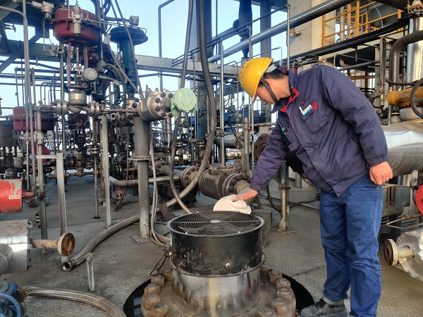 4月6日，制氣車間3號(hào)氣化爐開始降溫檢修備爐，車間打破傳統(tǒng)降溫模式，在爐頭架設(shè)風(fēng)加速降溫。.jpg