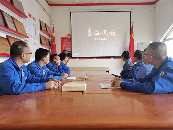 5月10日，尿素車間管理組與化工班組共同觀看保密教育警示片密海風云.jpg