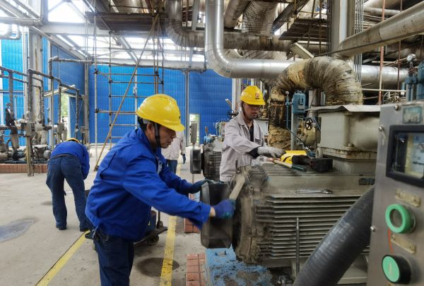 5月13日，電氣檢修人員在雙甲變換裝置進行電機檢修.jpg
