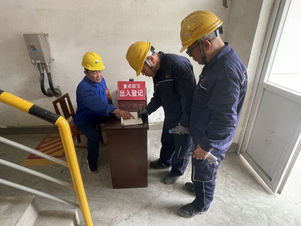 5.12上午，行政保衛(wèi)部在重點部位三期機組進行進入人員登記.jpg