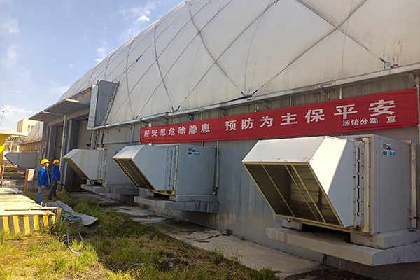6月7日，運銷分部，張海波、曹侃、李智民等人員，在氣膜棚排查隱患運銷分部 伍思盈 攝.jpg