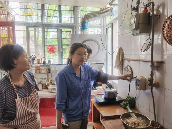 5.16日，女工協(xié)管員進(jìn)入職工家屬家里進(jìn)行安全用電宣講.jpg