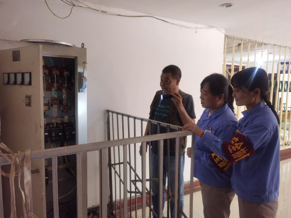6月19日，公司女工協(xié)管員對單身樓配電間進(jìn)行安全用電檢查.jpg