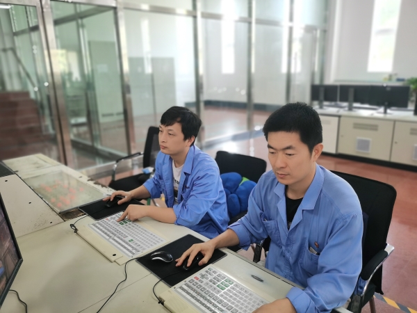 8月28日，尿素車(chē)間化工二班中控崗位王猛虎、藺寶誠(chéng)認(rèn)真監(jiān)盤(pán).jpg