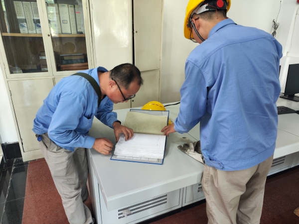 師帶徒，8月21日，老師傅王益在一期控制室為新員工胡含朗講解儀表設(shè)備圖紙.jpg