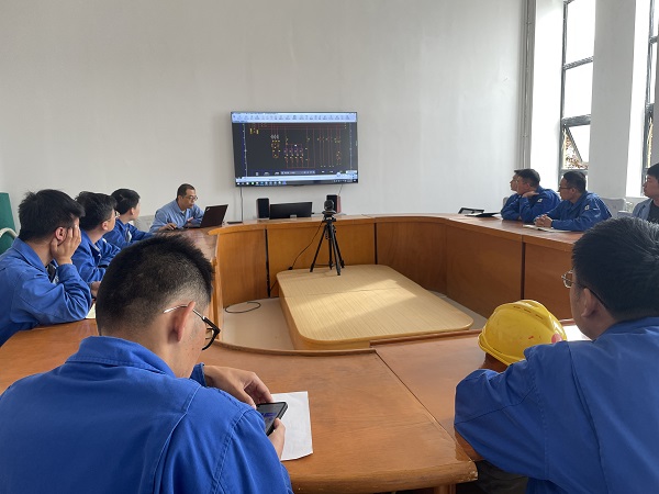 9月24日，電氣技術(shù)員于康健與參訓(xùn)人員進(jìn)行討論答疑。.jpg