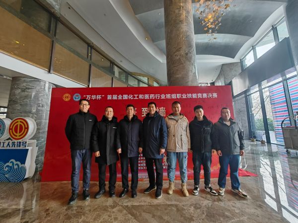 副總經(jīng)理趙強(qiáng)、工會(huì)副主席李景忠、合成車間主任王東亮與參賽隊(duì)員在決賽前夕合影留念2.jpg