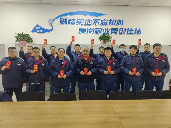 2月11日，大年初二車間管理人員為白班在崗人員，化工二班派發(fā)新春紅包照片.jpg