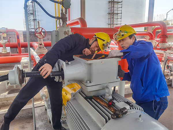 2月22日，檢修三班在191罐區(qū)更換節(jié)能電機(jī).jpg