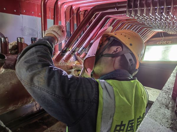 2024年5月20日，動力車間4號鍋爐施工單位檢修人員正在焊接新的省煤器.jpg