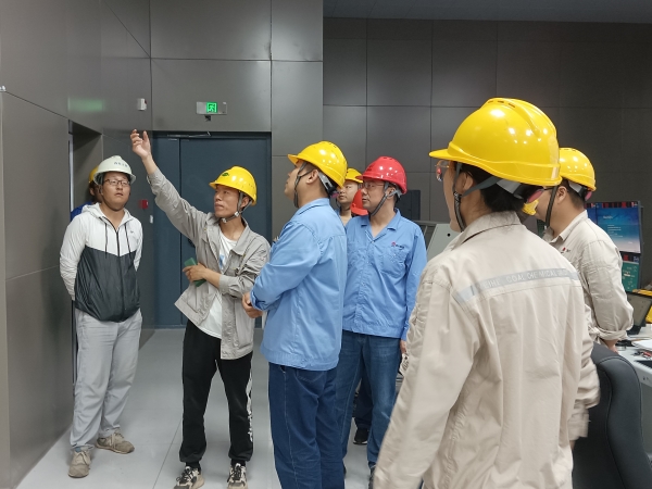 7月17日，計控電儀部副部長劉勇組織電氣儀表相關人員在醋酸甲酯中試項目現(xiàn)場進行素質提升工作實踐交流（3）.jpg