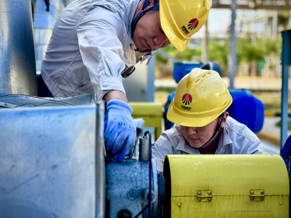 2024年9月，乙二醇車間職工在認(rèn)真檢查機(jī)泵運(yùn)行情況.jpg