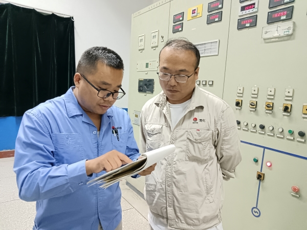 9月，運行人員正在崗位上對發(fā)電機并網(wǎng)工作票進行審核.jpg