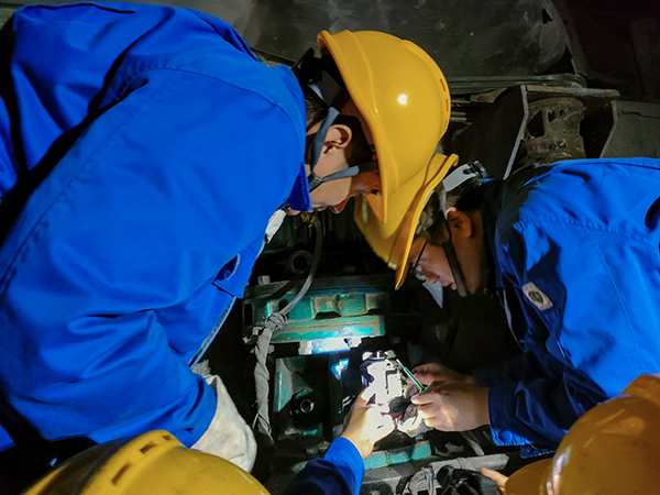 10月30日晚22時，工藝配合電氣人員拆卸故障電機。.jpg