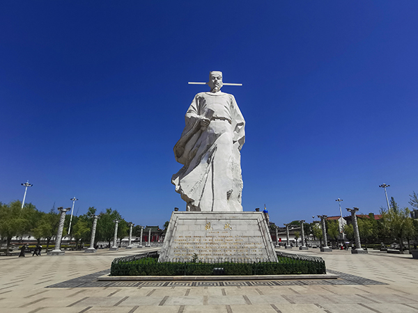 蘇軾雕像，5月2日拍于鳳翔東湖.jpg